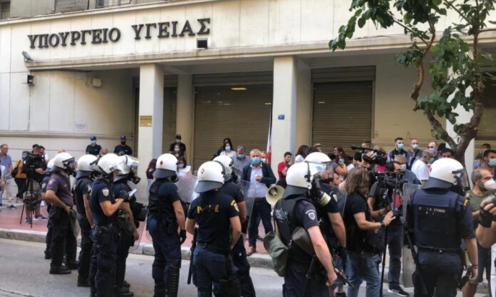 Ένταση μεταξύ αστυνομικών και υγειονομικών έξω από το υπουργείο Υγείας